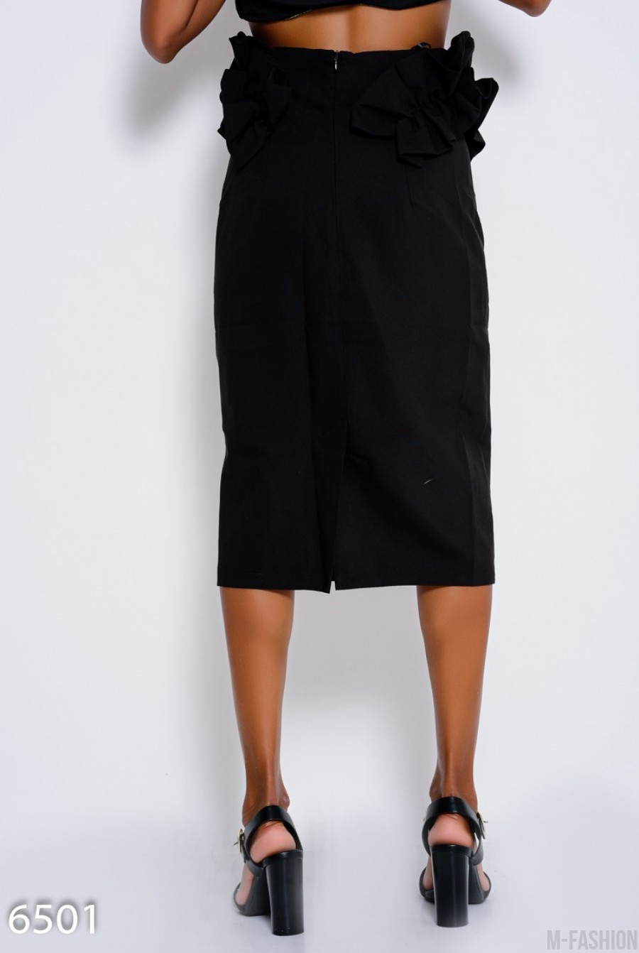 Черная юбка миди прямого кроя с рюшами по бокам- Фото 5