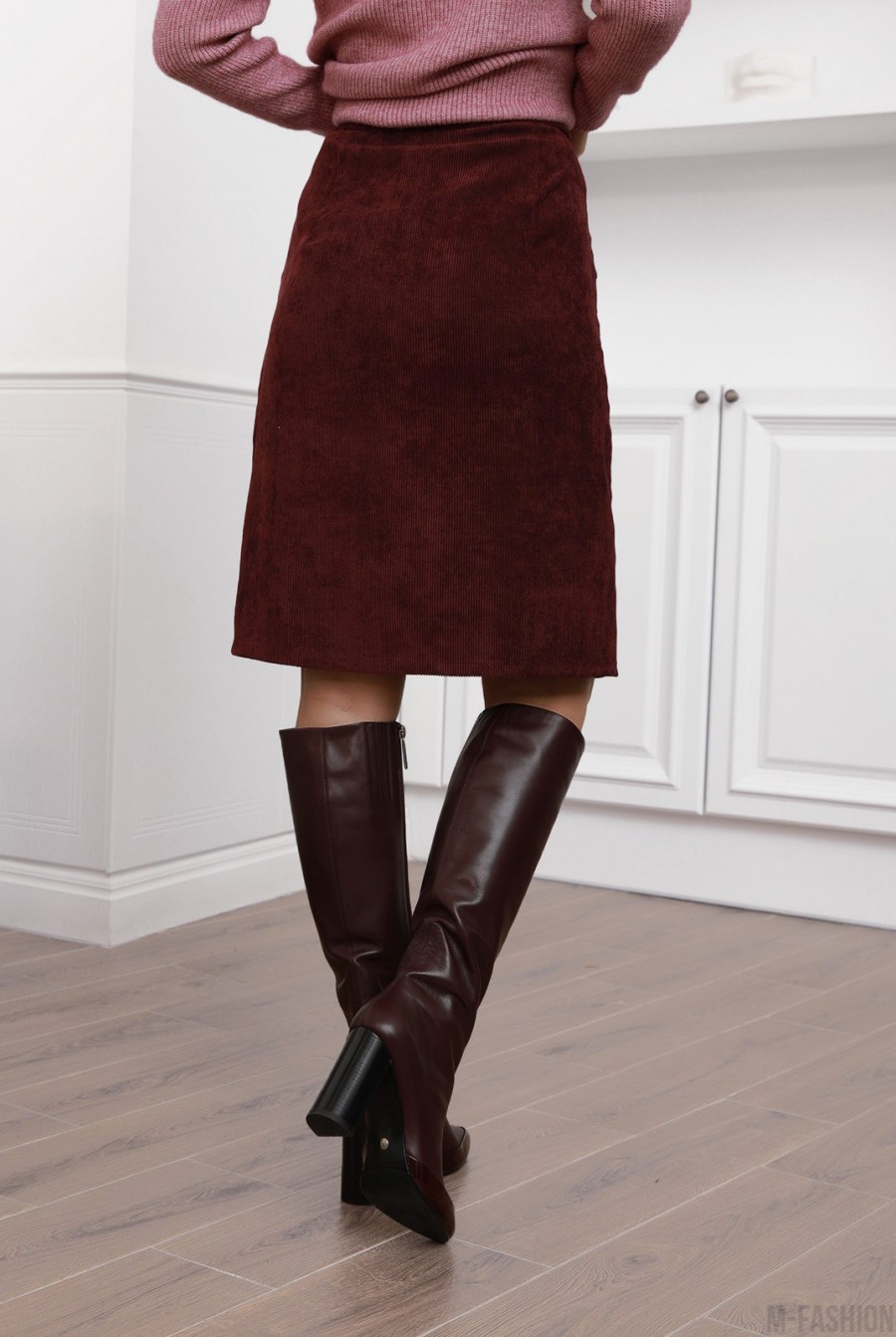 Бордовая вельветовая юбка с накладными карманами- Фото 3