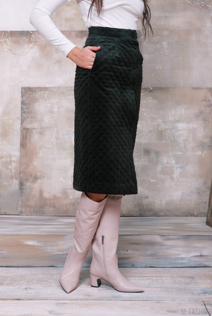 Зеленая велюровая стеганая юбка на пуговицах- Фото 2