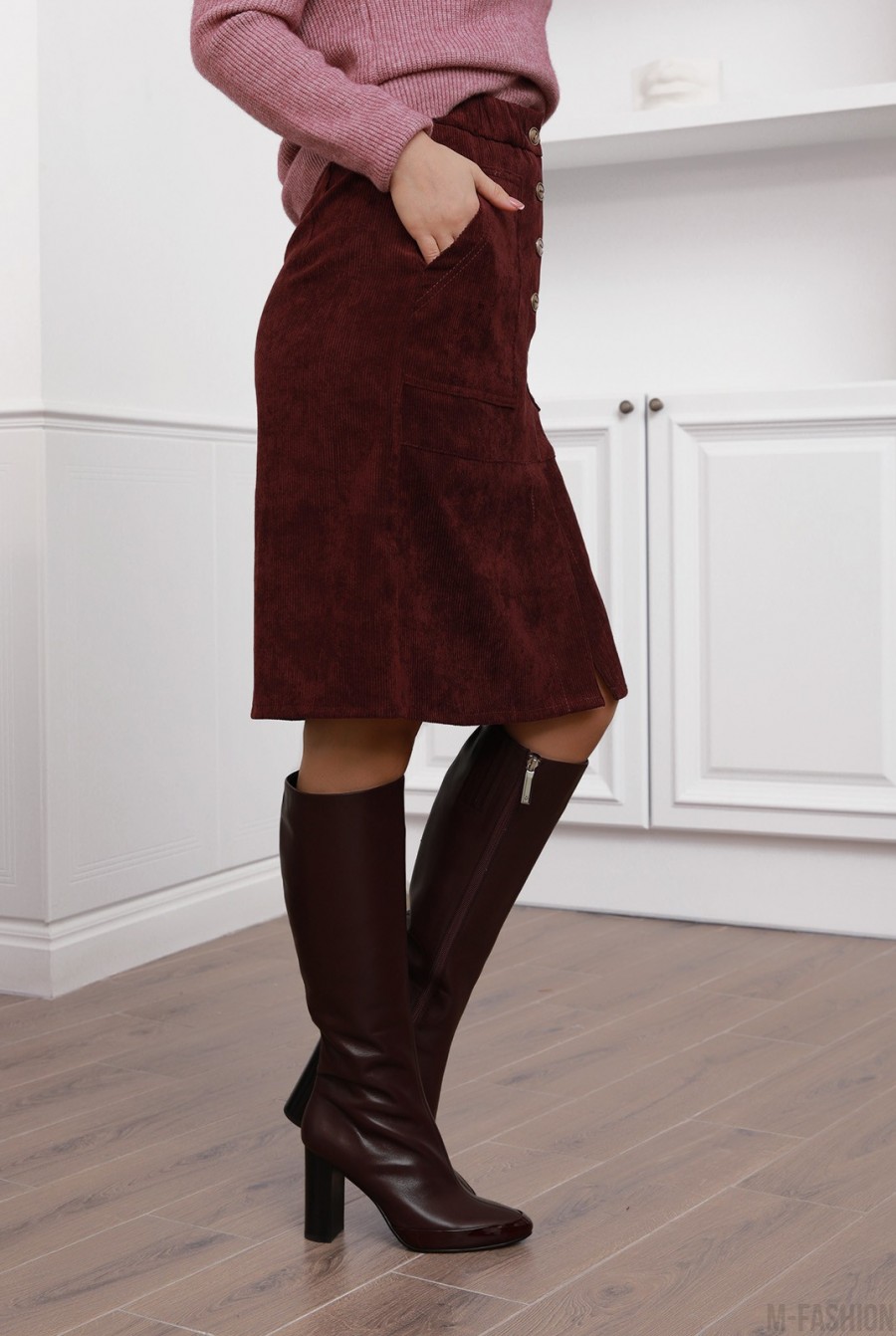 Бордовая вельветовая юбка с накладными карманами- Фото 2