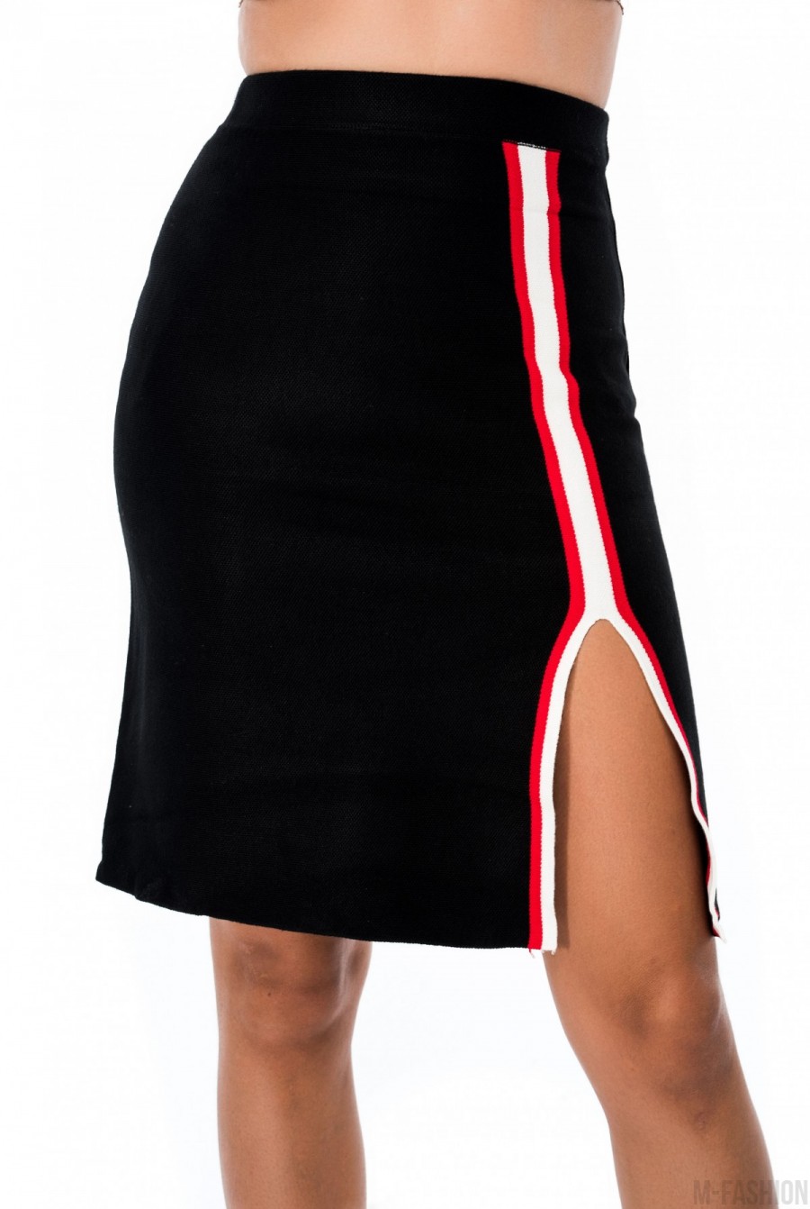 Черная юбка с разрезом, отделанным тесьмой - Фото 1