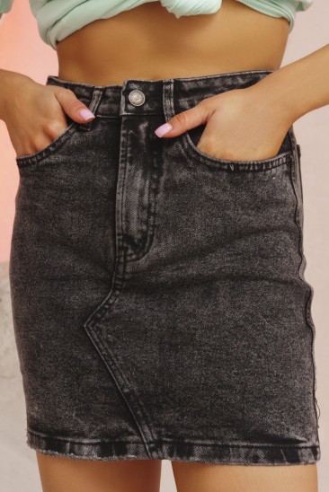 Серая потертая джинсовая юбка короткой длины