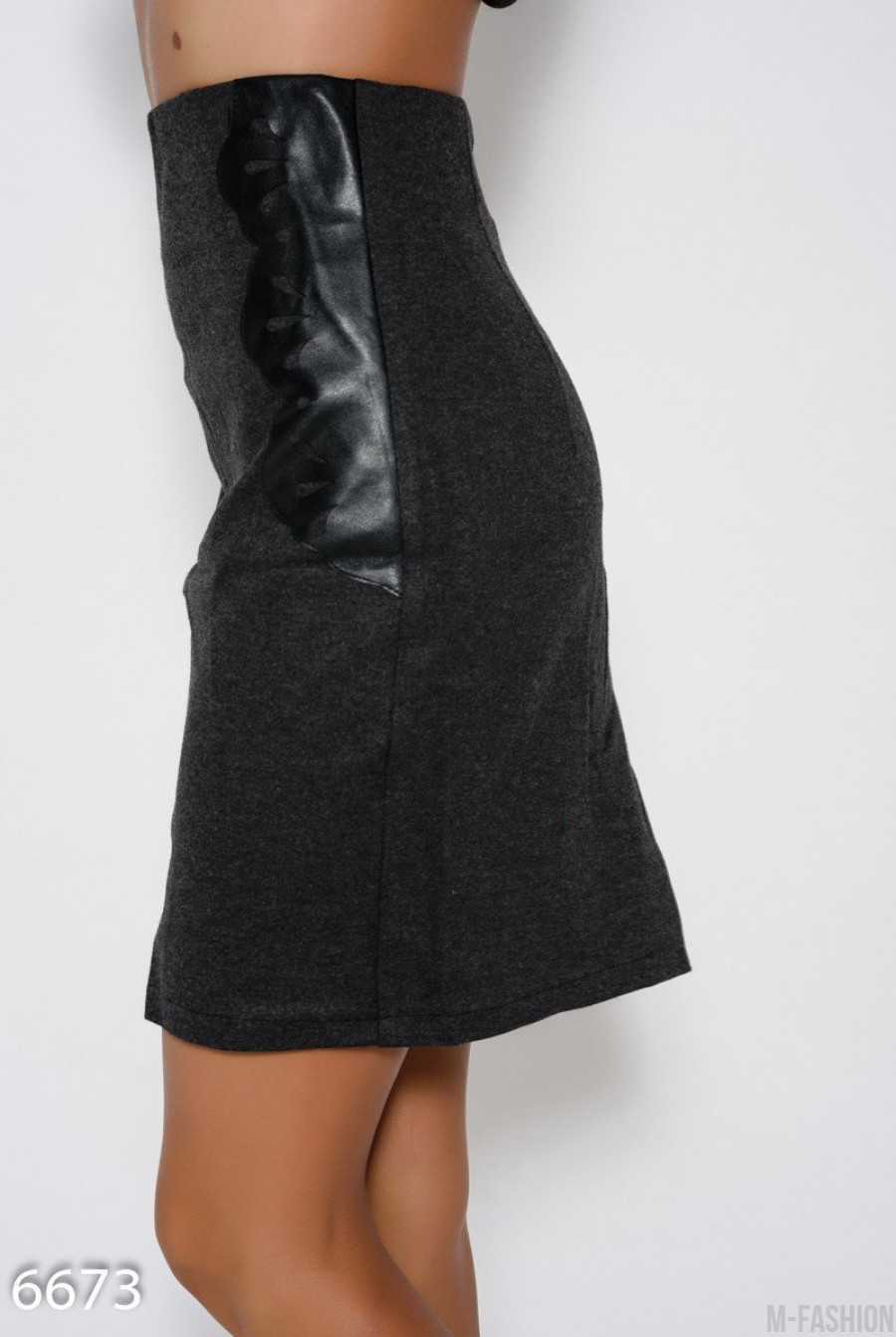 Темно-серая мини юбка из ангоры с вставками из эко-кожи- Фото 2