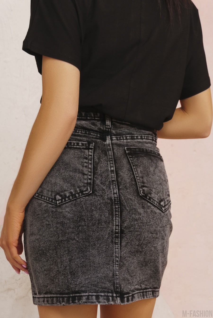 Серая джинсовая юбка короткой длины- Фото 3