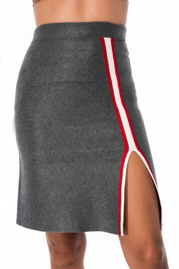 Серая юбка с разрезом, отделанным тесьмой