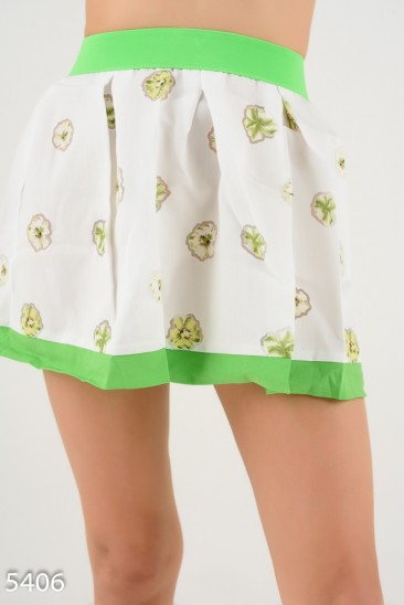 Белая пышная юбка с цветами и салатовой отделкой