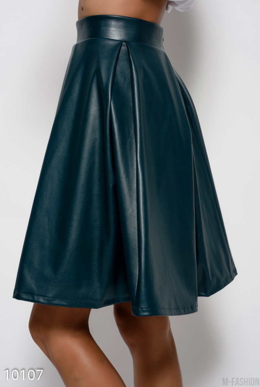 Зеленая юбка-полусолнце со сборками из эко-кожи- Фото 2