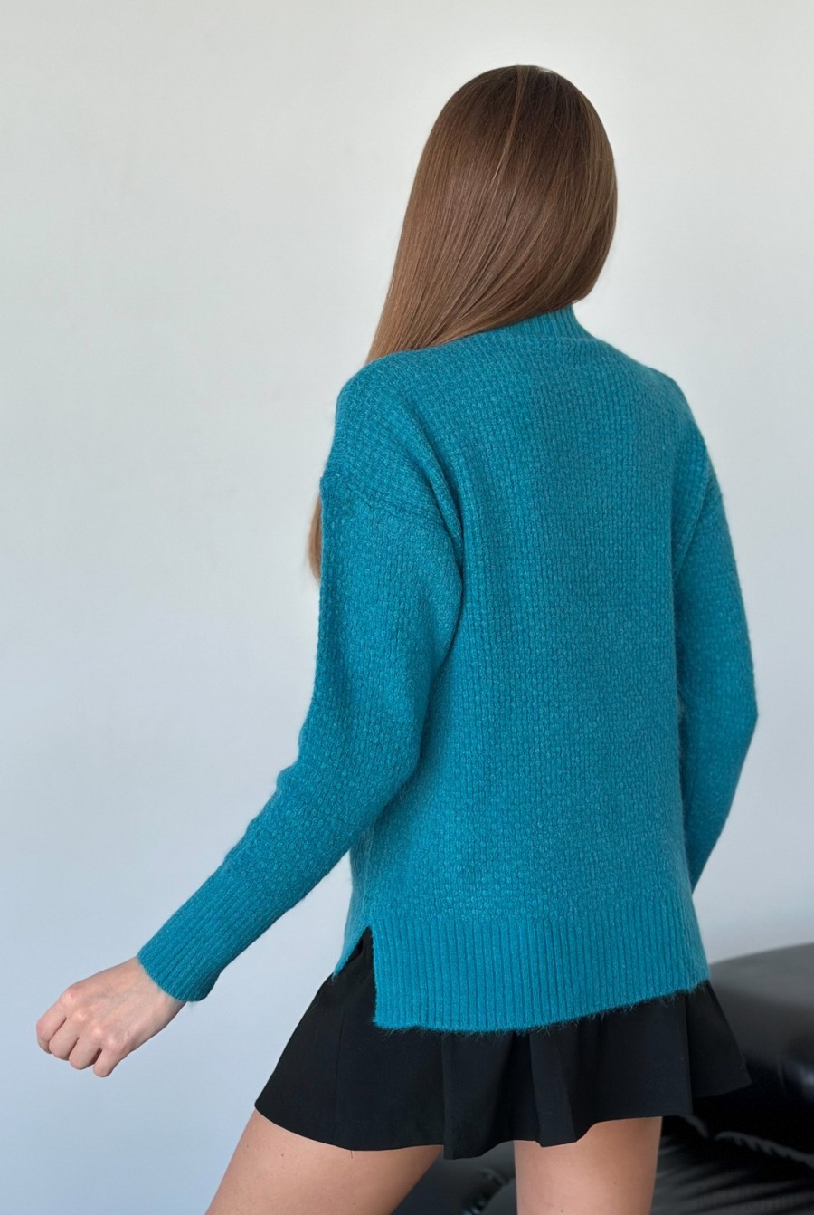 Агноровый свободный свитер синего цвета - Фото 3