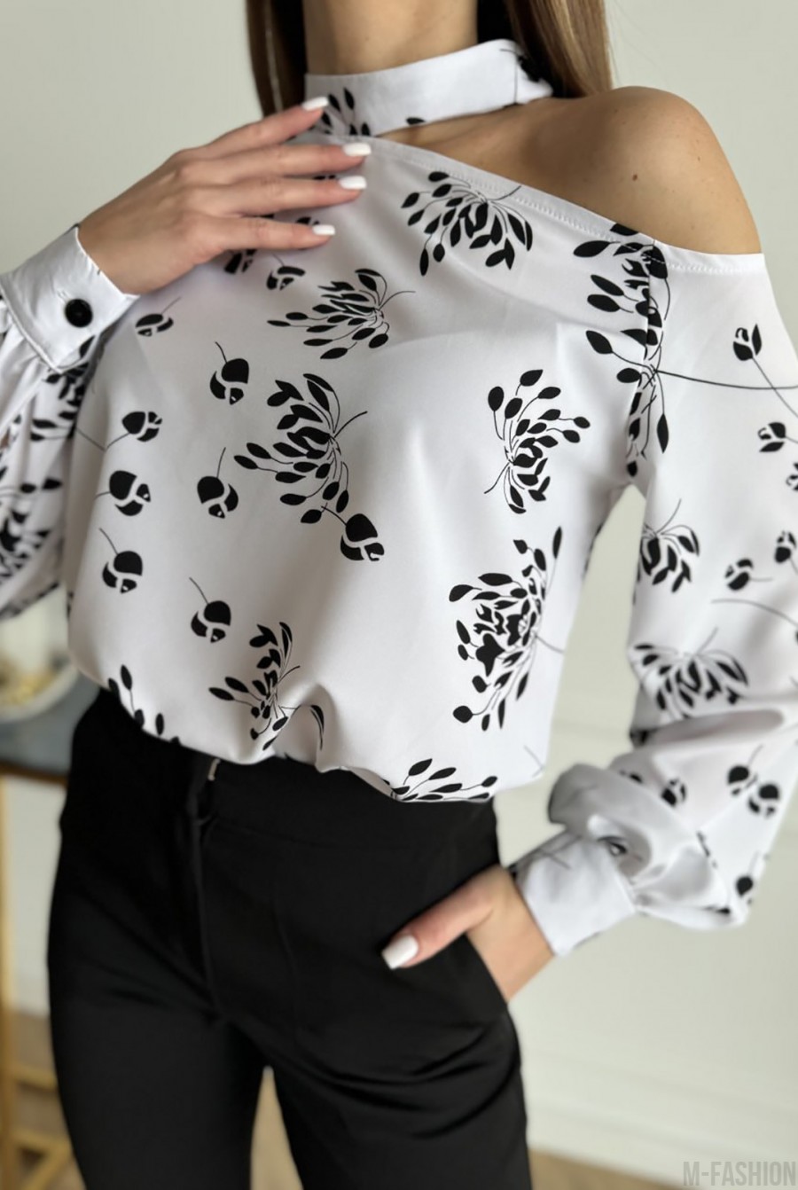 Белая блуза с открытым плечом - Фото 4