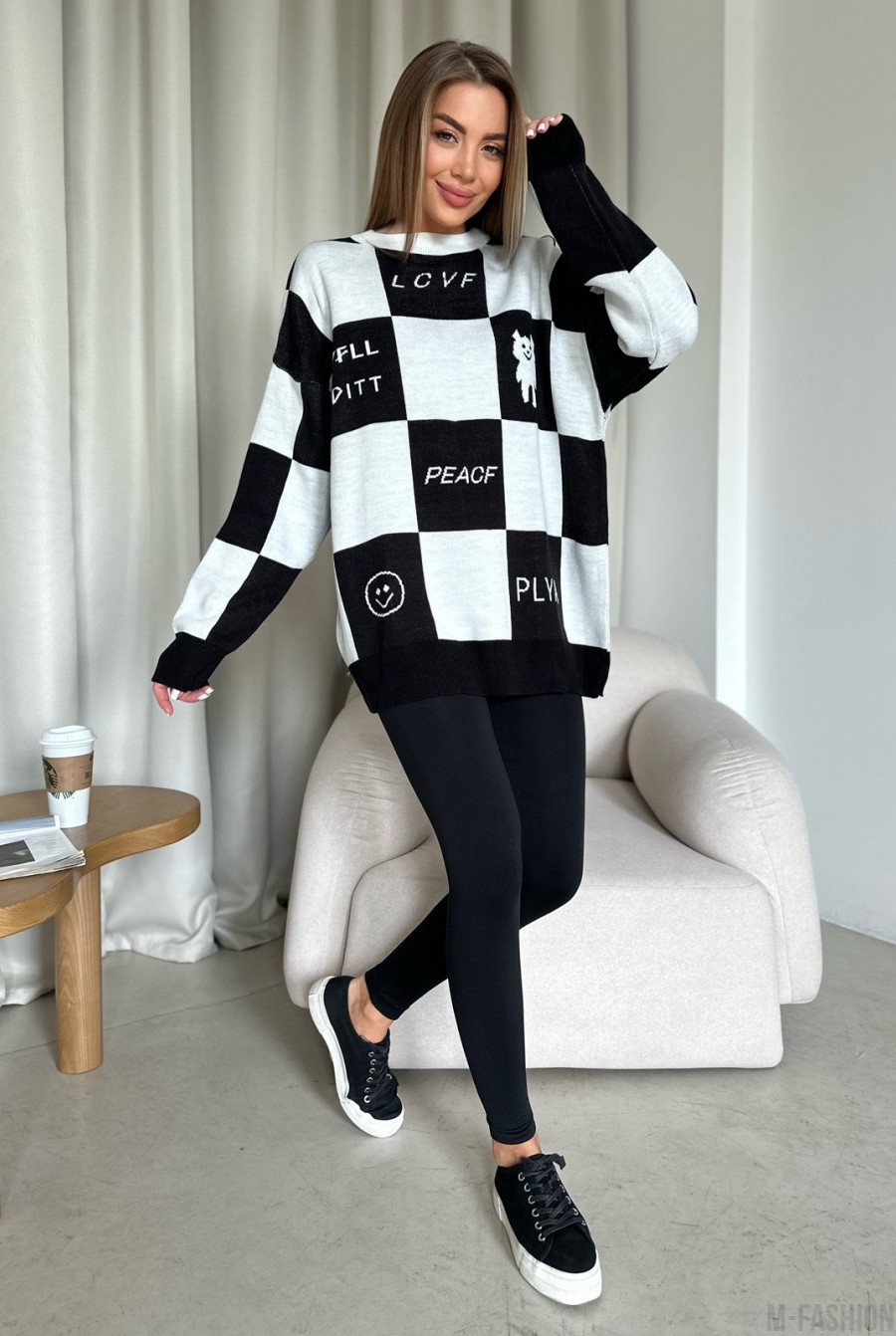 Бело-черный удлиненный свитер в клетку - Фото 3