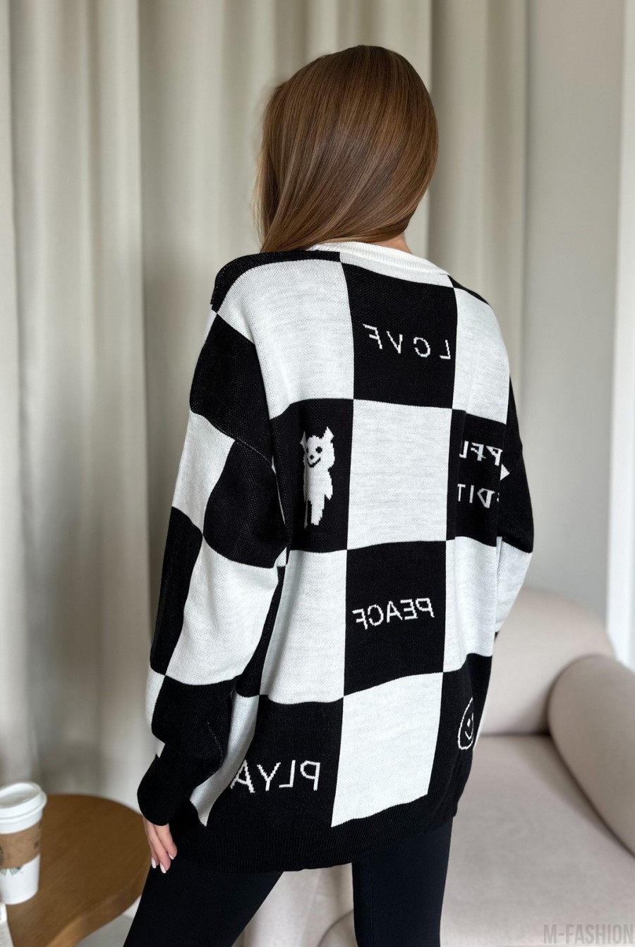 Бело-черный удлиненный свитер в клетку - Фото 4
