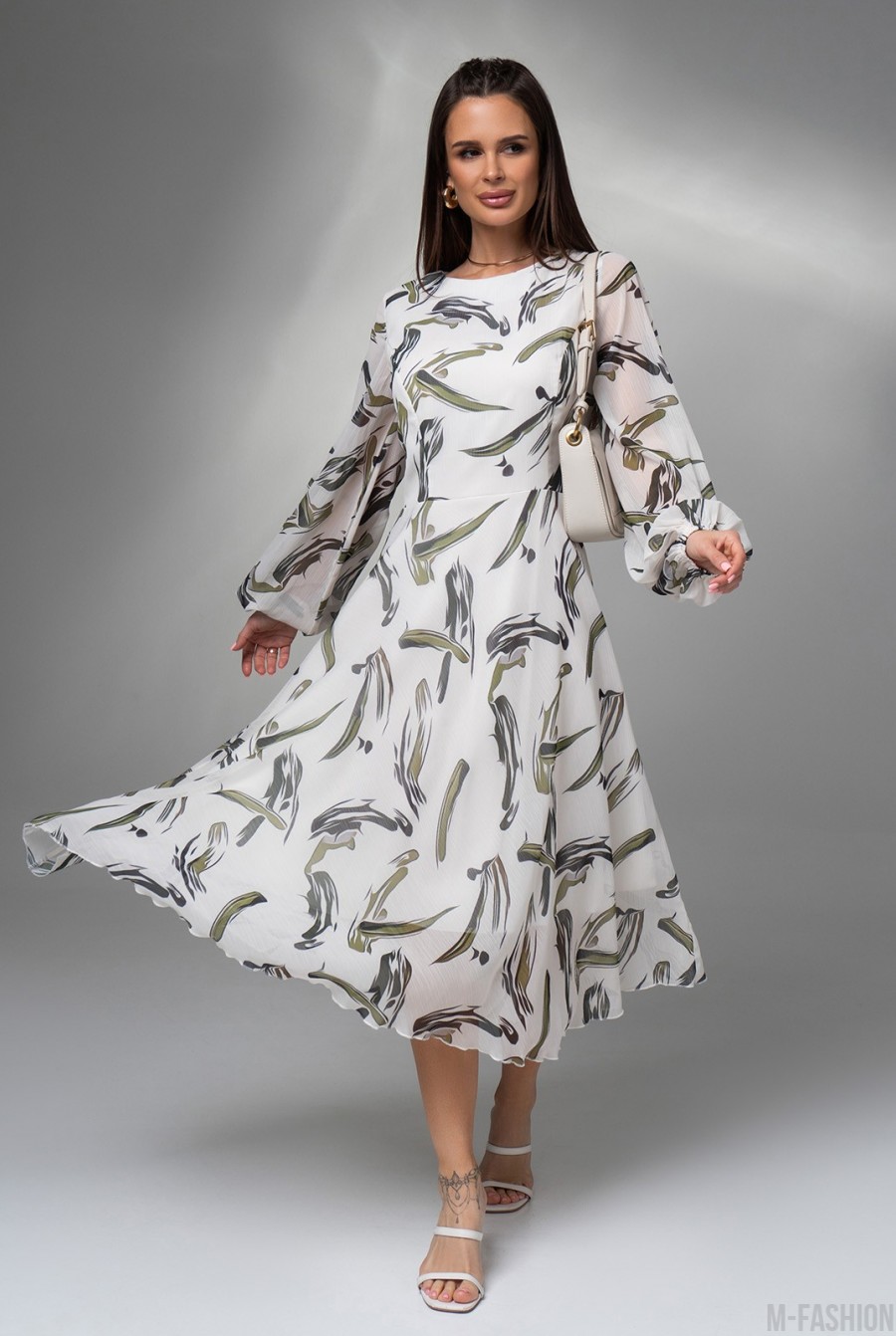 Бело-оливковое принтованное платье из шифона   - Фото 1