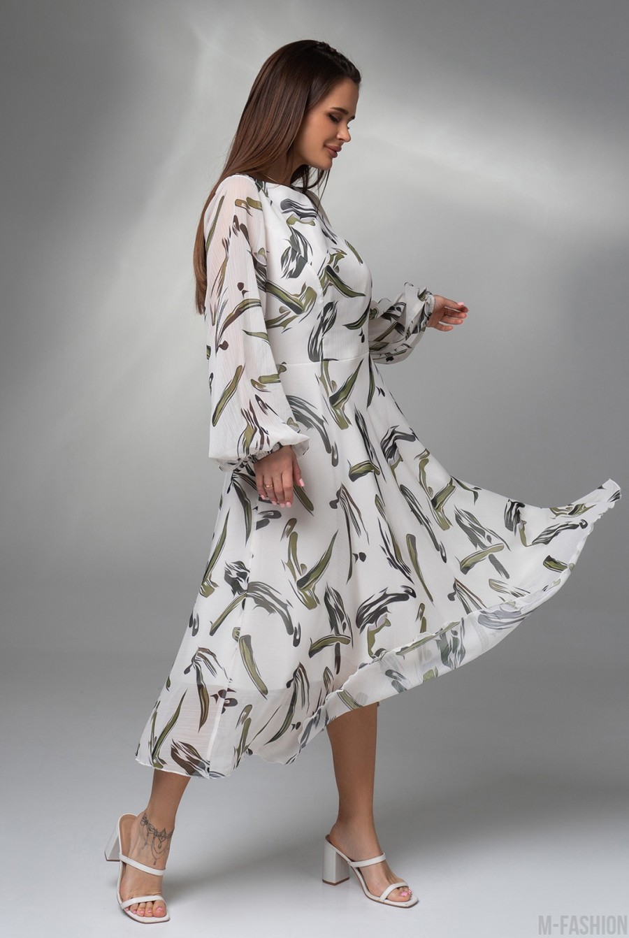 Бело-оливковое принтованное платье из шифона  - Фото 2