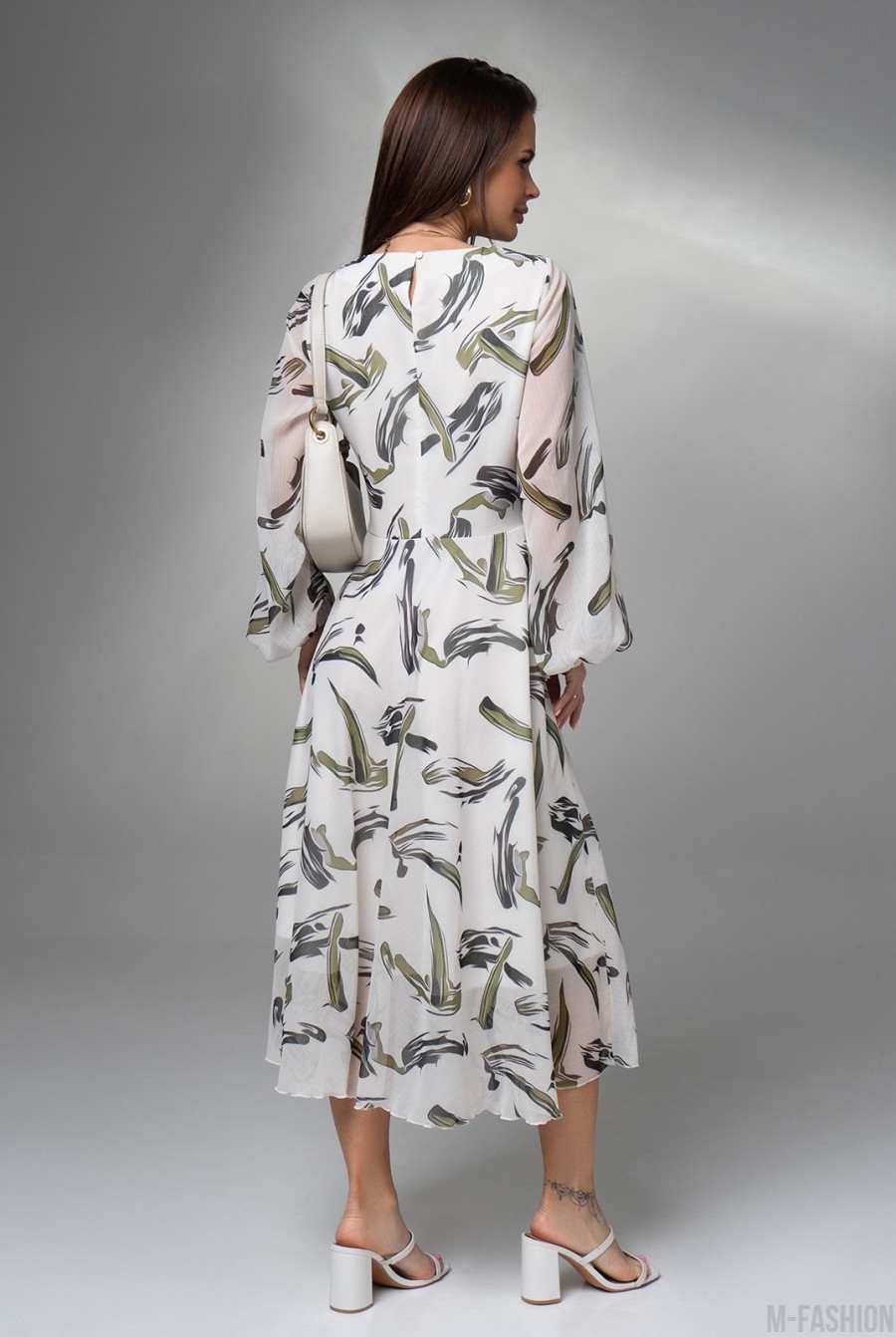 Бело-оливковое принтованное платье из шифона  - Фото 3