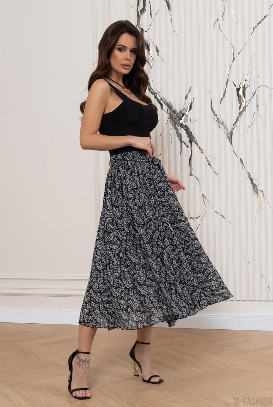Черная шифоновая расклешенная юбка с принтом - Фото 2