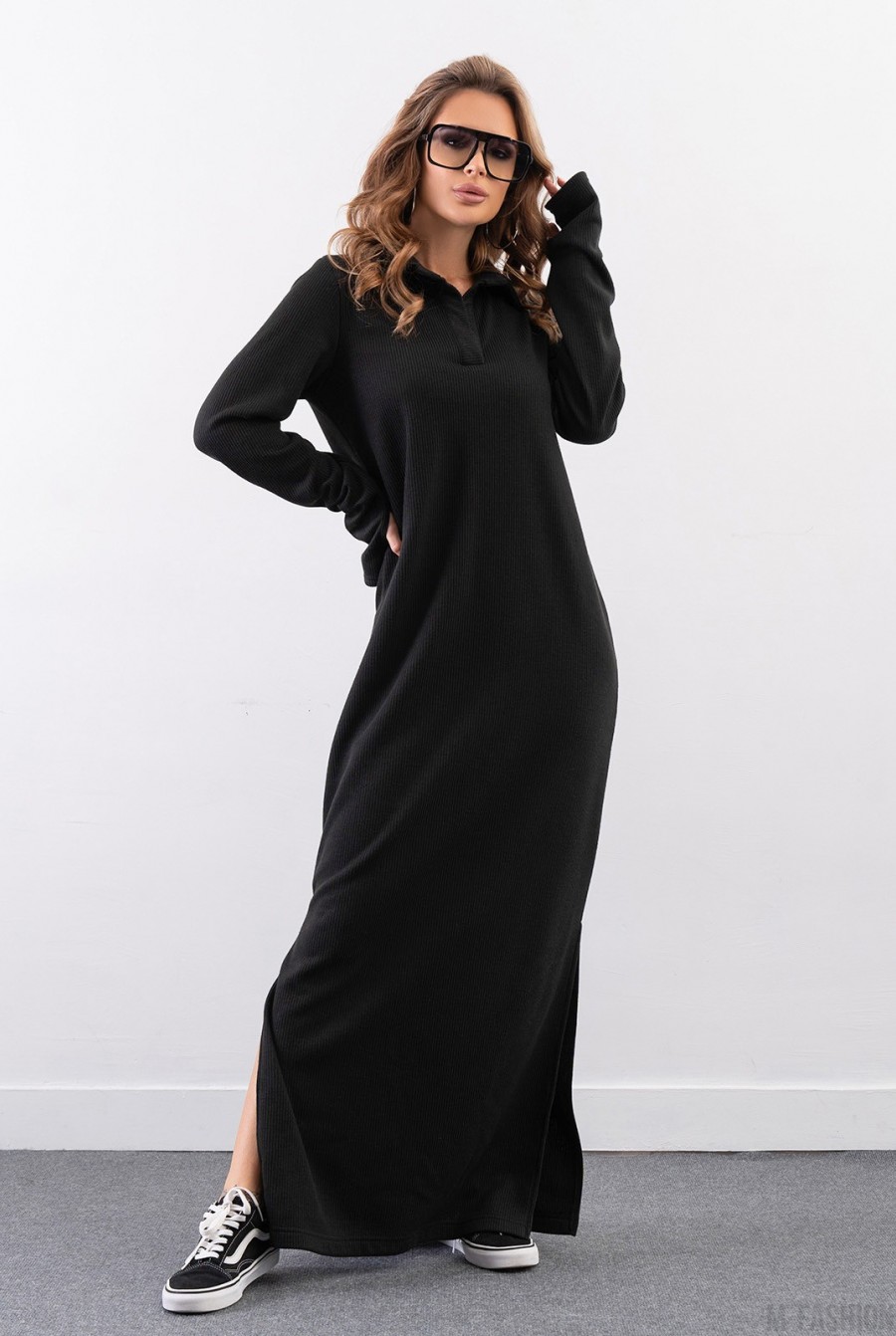 Черное длинное платье с воротником-поло  - Фото 1