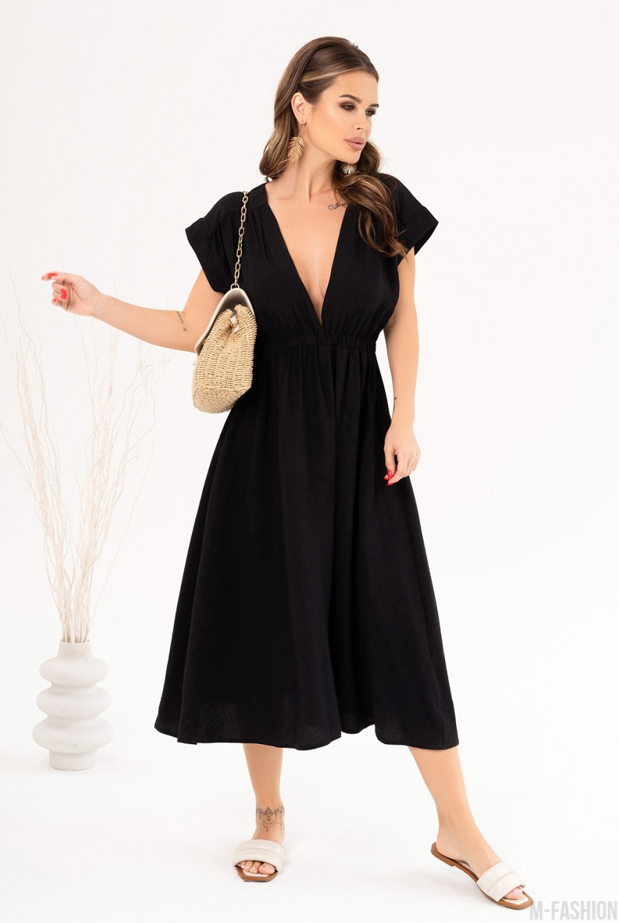 Черное льняное платье с декольте  - Фото 1
