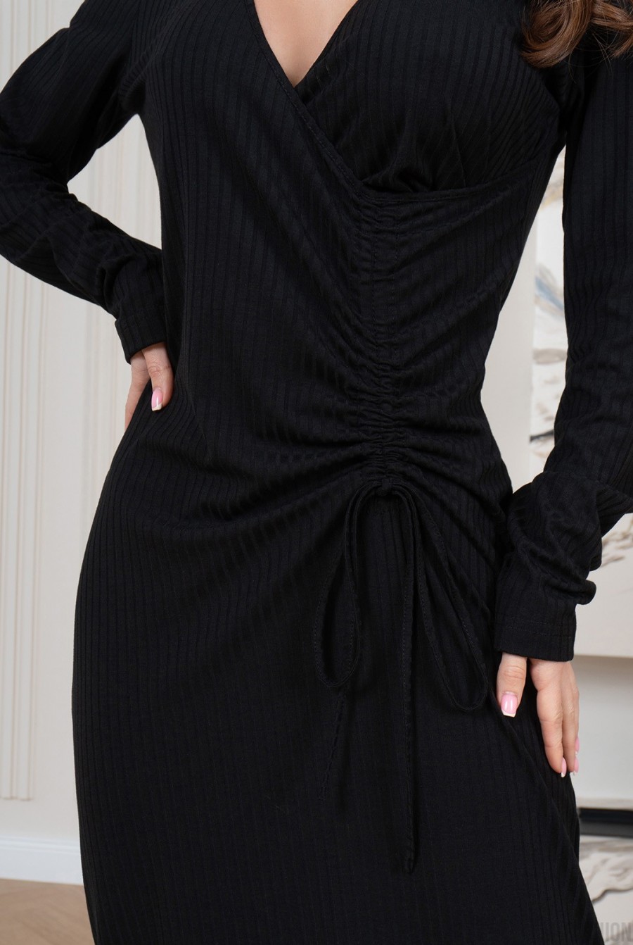 Черное платье с глубоким декольте - Фото 4