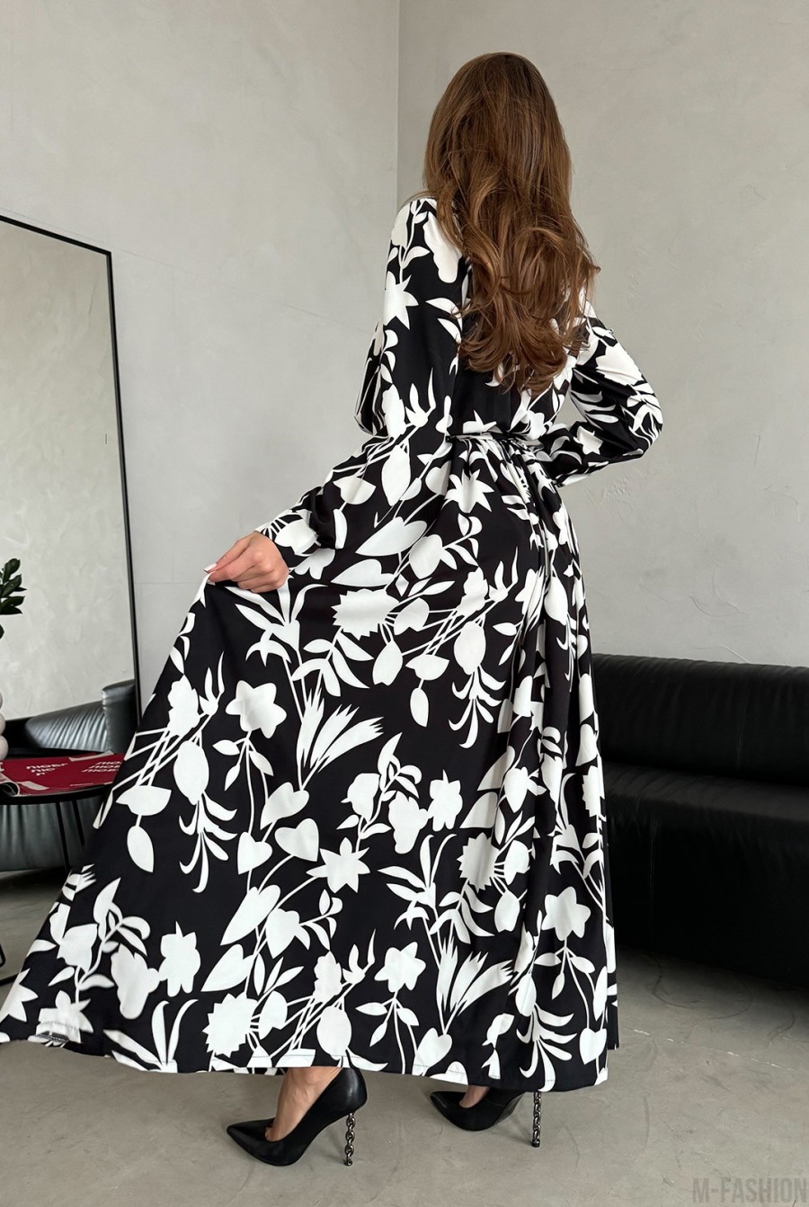 Длинное черно-белое платье с разрезом - Фото 3