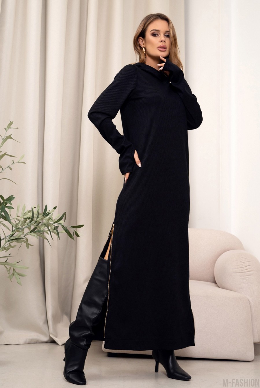 Длинное черное платье с капюшоном - Фото 2