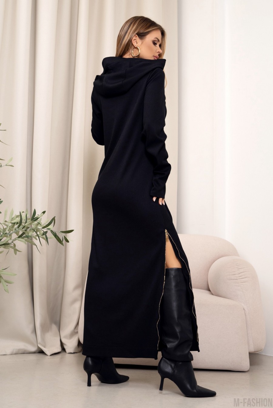Длинное черное платье с капюшоном - Фото 3