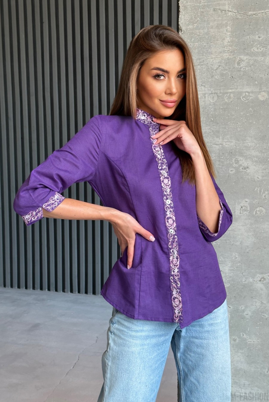 Фиолетовая льняная рубашка с вышивкой на манжетах   - Фото 1