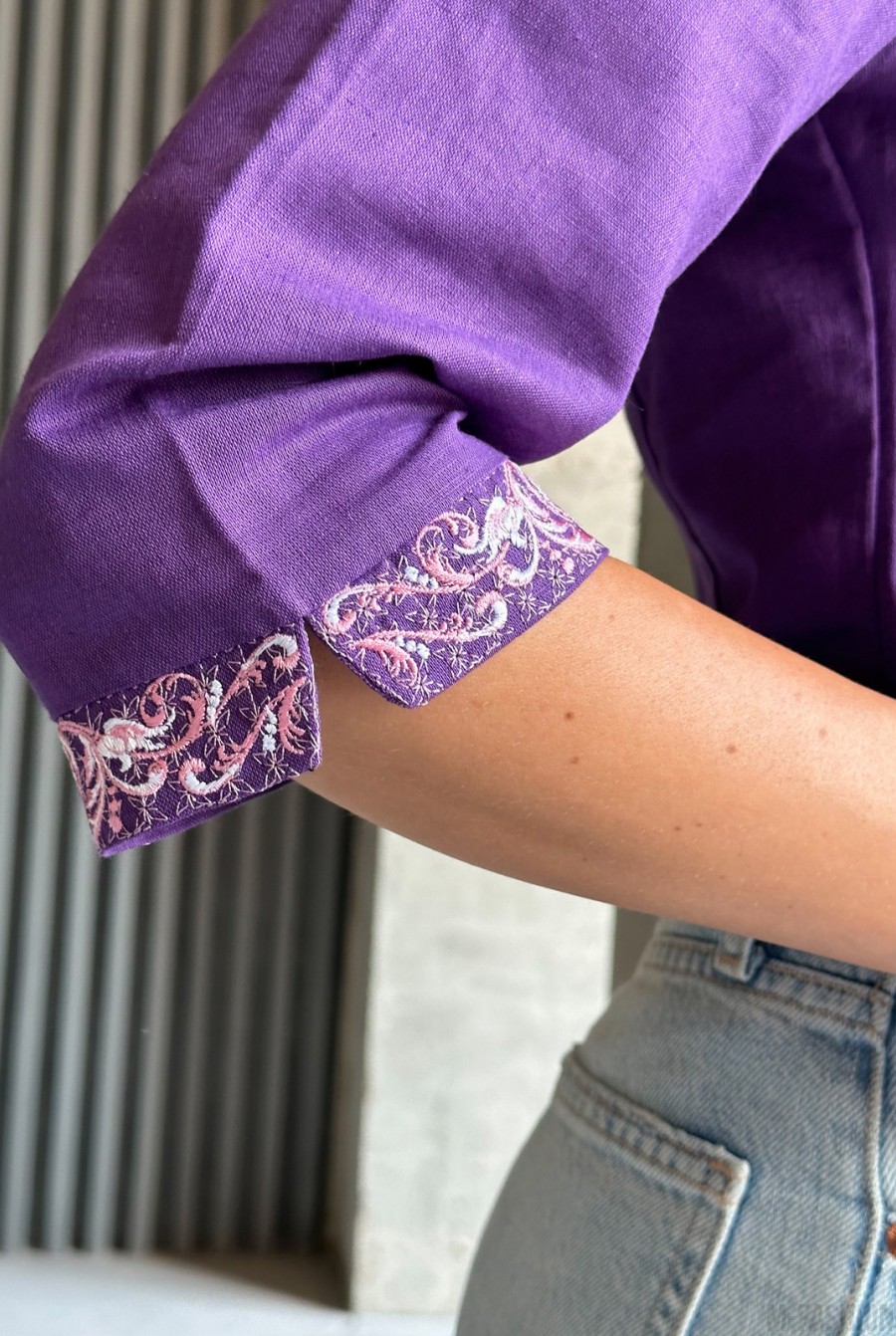 Фиолетовая льняная рубашка с вышивкой на манжетах  - Фото 4