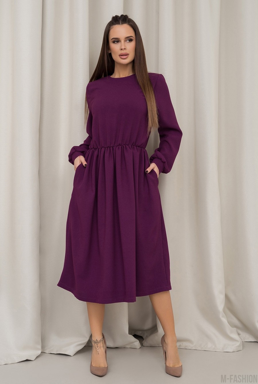 Фиолетовое классическое платье с длинными рукавами  - Фото 1