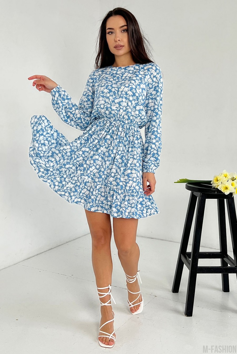 Голубое цветочное платье с воланом  - Фото 1