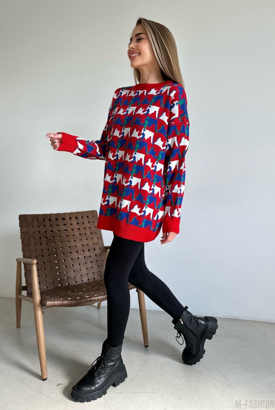 Красно-синий свободный свитер с орнаментом - Фото 3