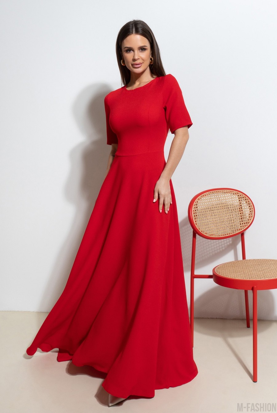 Красное длинное платье с расклешенным низом  - Фото 1