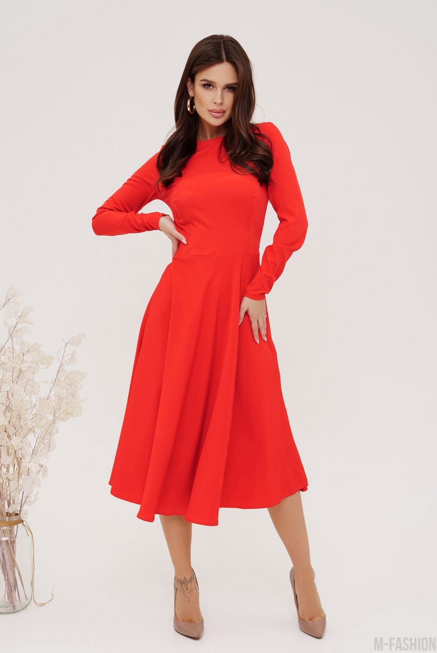 Красное классическое платье с длинными рукавами  - Фото 1