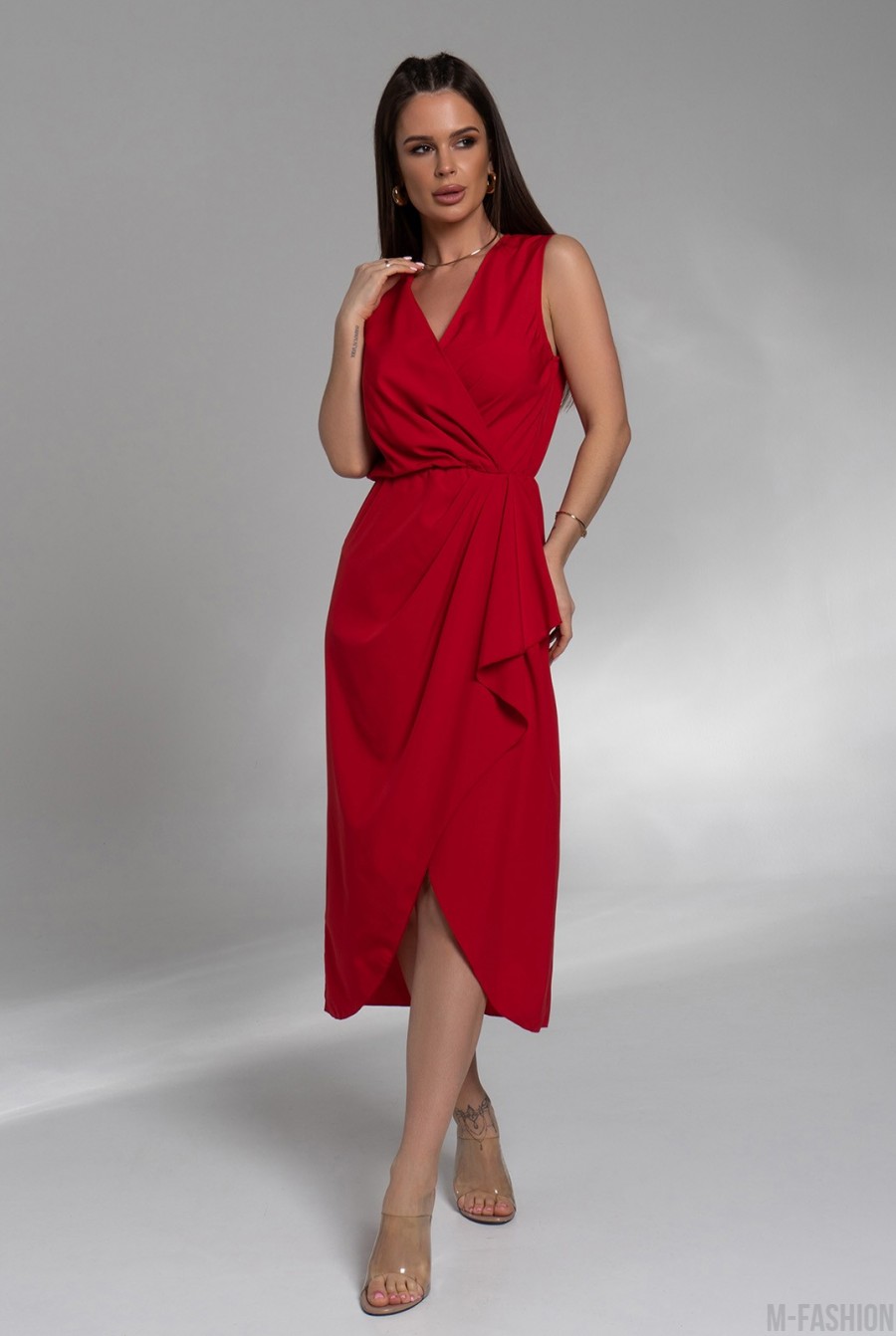 Красное платье без рукавов кроя на запах  - Фото 1