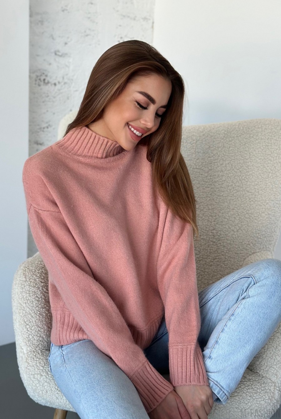 Розовый ангоровый свитер с высоким горлом - Фото 2