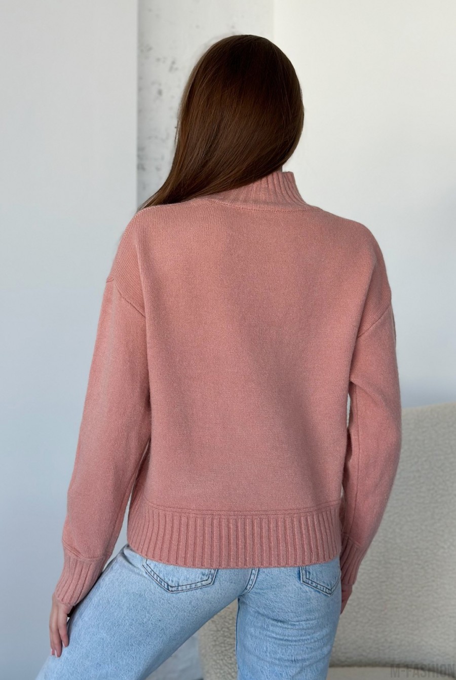 Розовый ангоровый свитер с высоким горлом - Фото 3