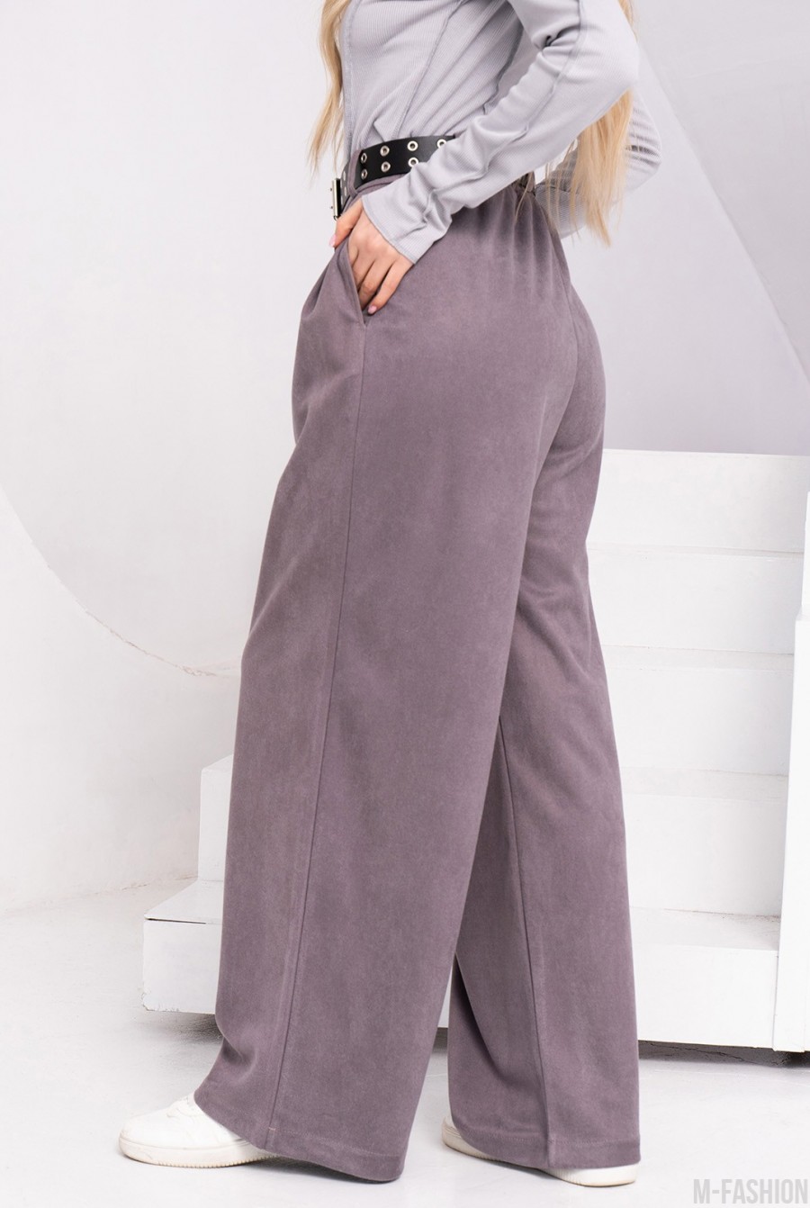 Серые свободные брюки палаццо из эко-замши - Фото 2
