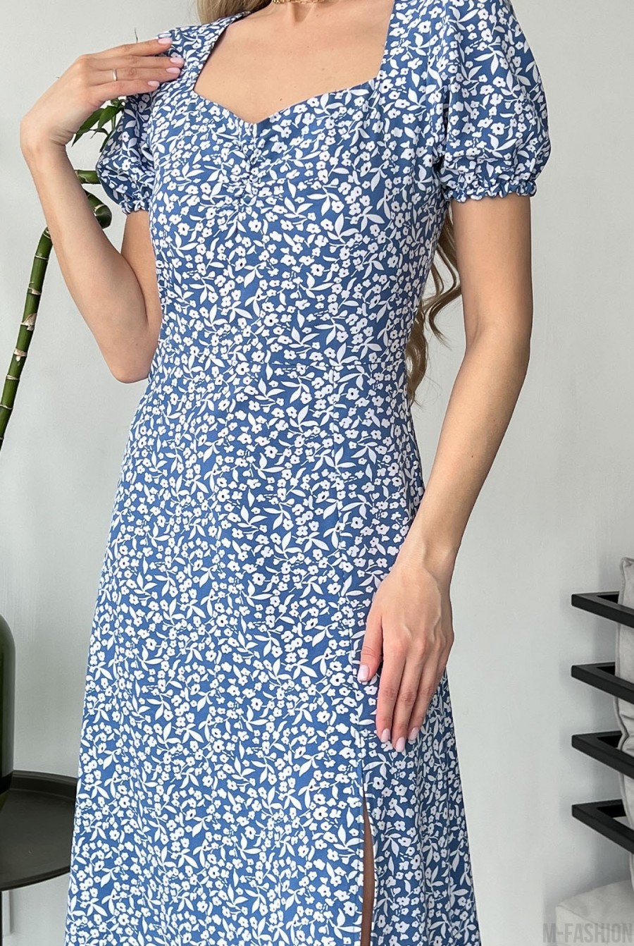 Синее принтованное платье с разрезом - Фото 4