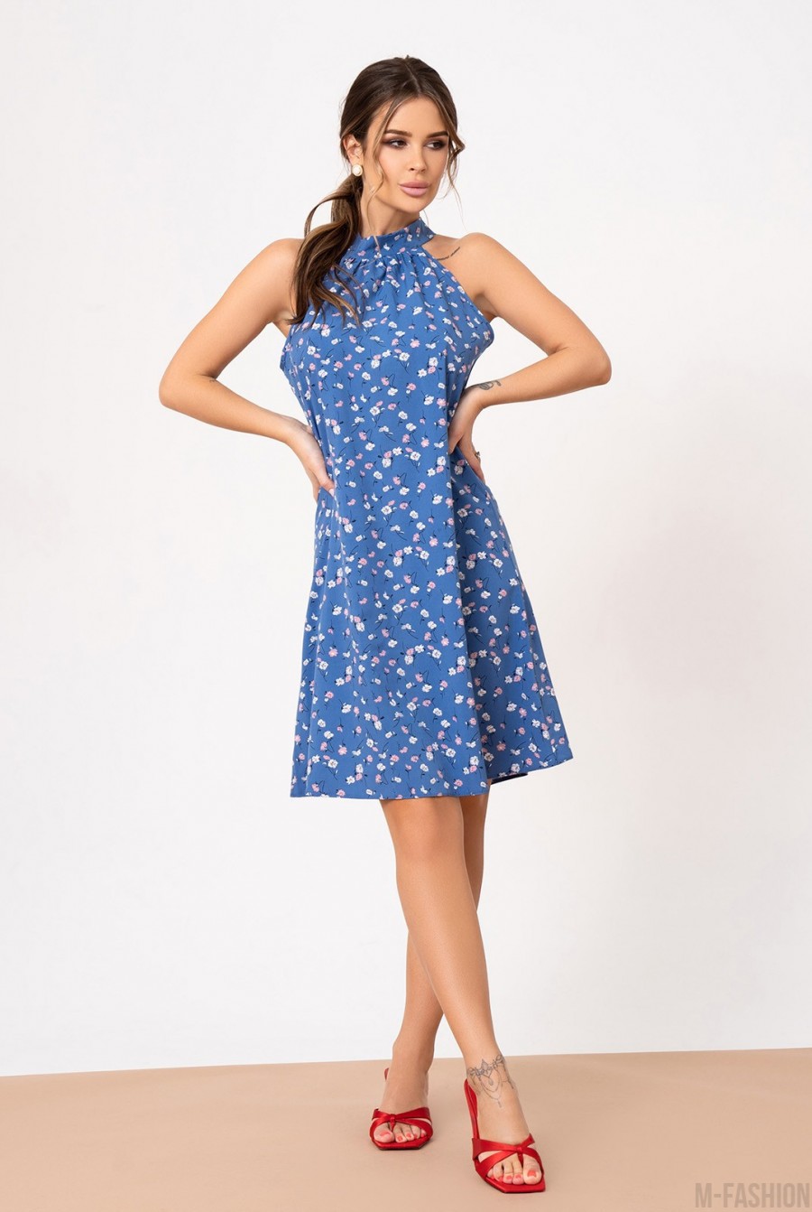 Синее расклешенное платье с воротником халтер  - Фото 1