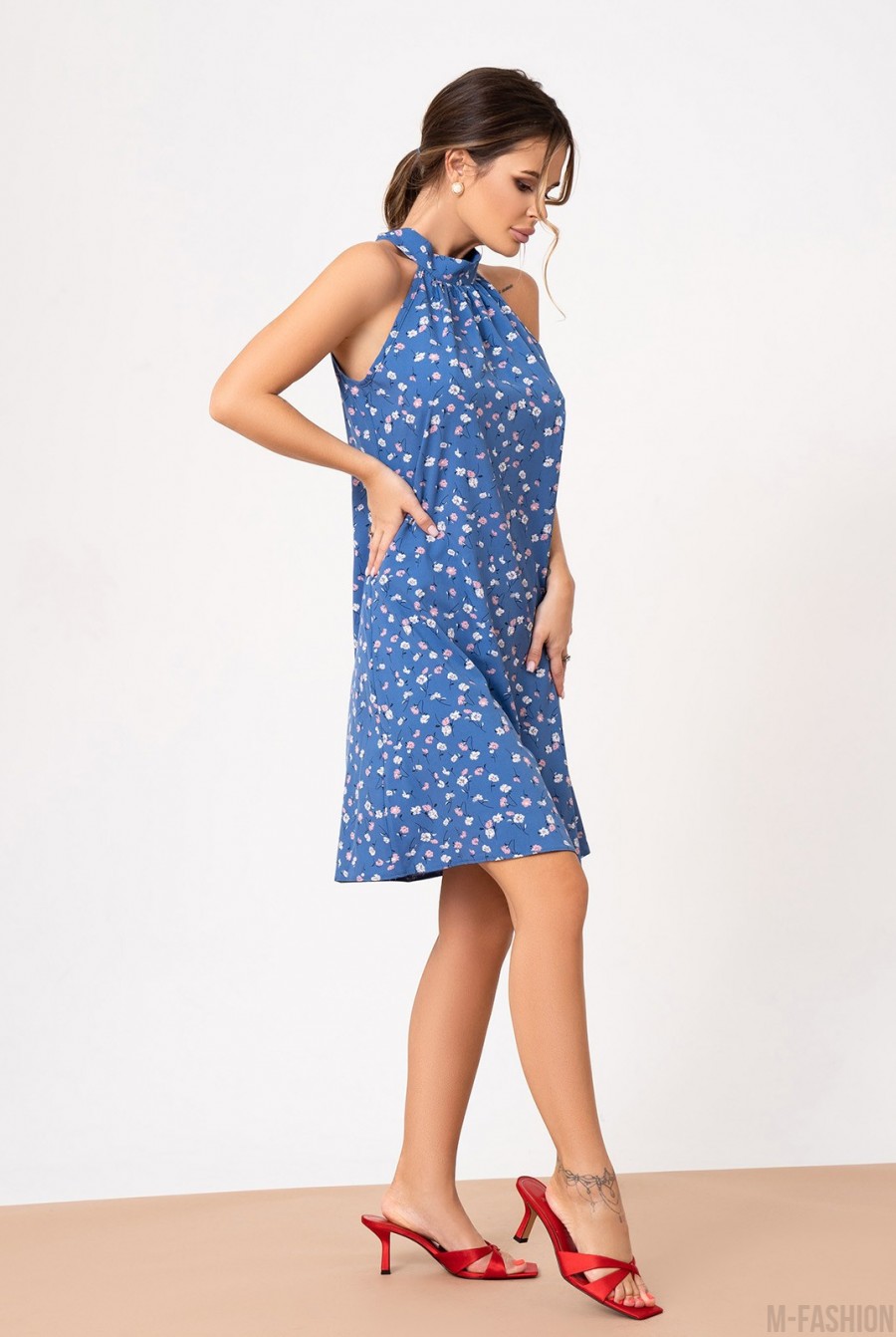 Синее расклешенное платье с воротником халтер - Фото 2