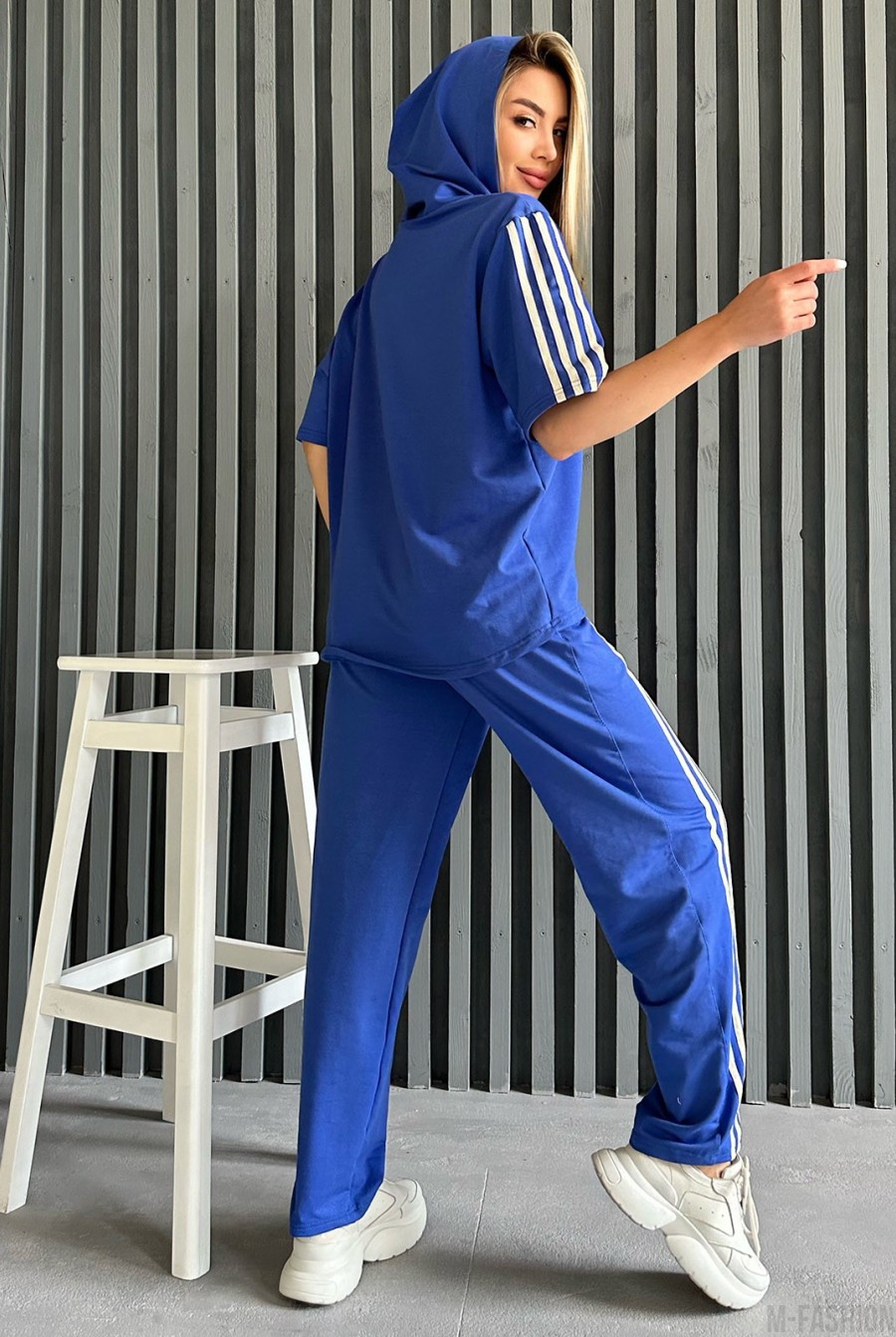 Синий трикотажный костюм с тесемками - Фото 3