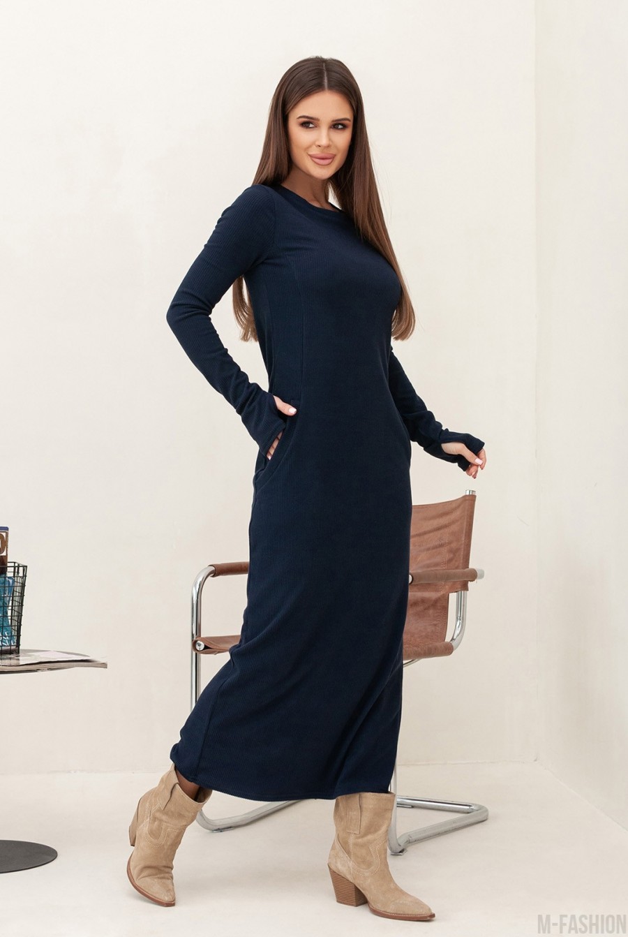 Темно-синее длинное платье в рубчик - Фото 2