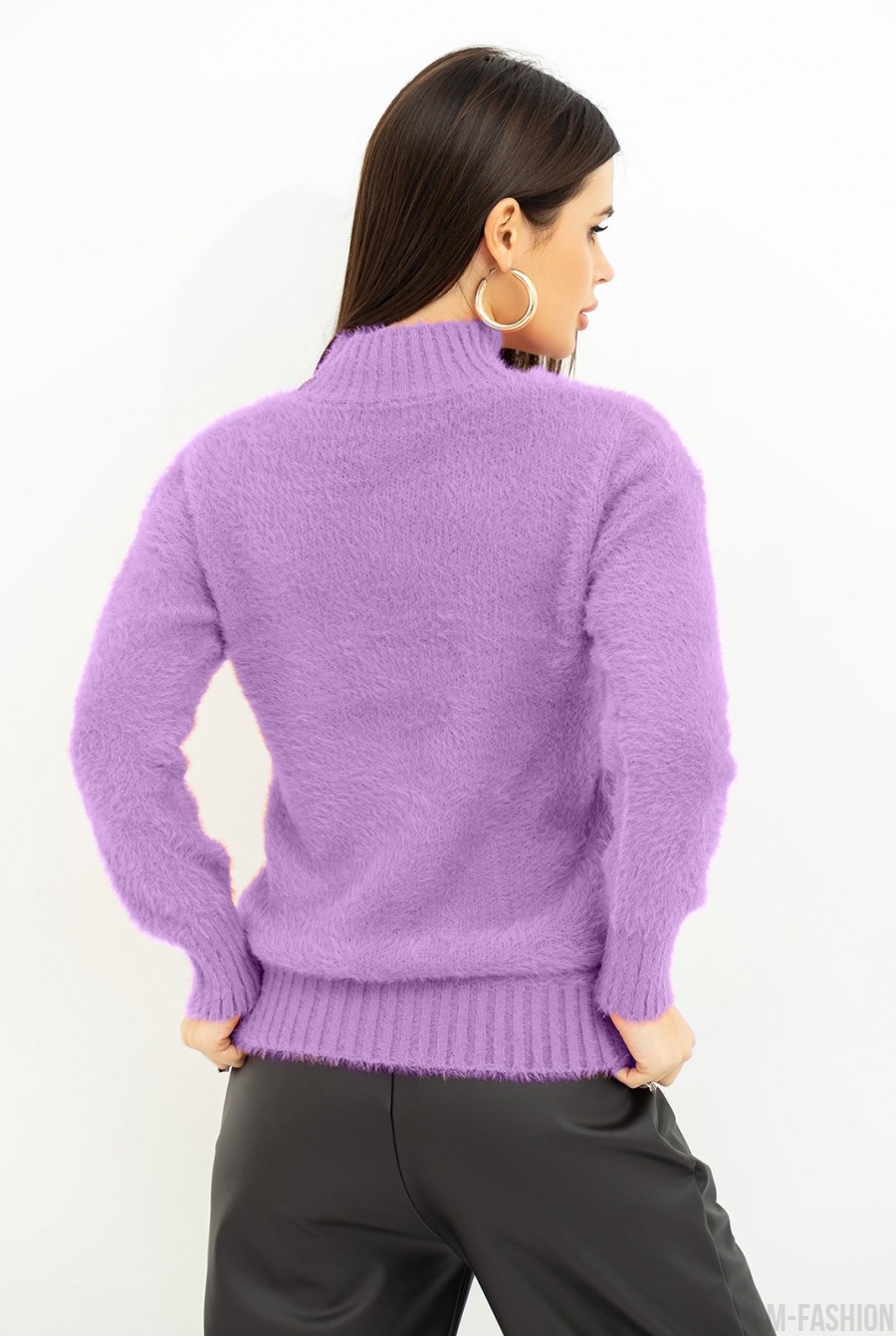 Теплый однотонный свитер-травка сиреневого цвета - Фото 3