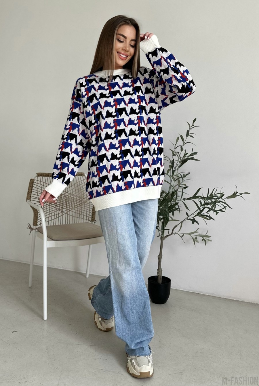 Цветной свободный свитер с орнаментом - Фото 3
