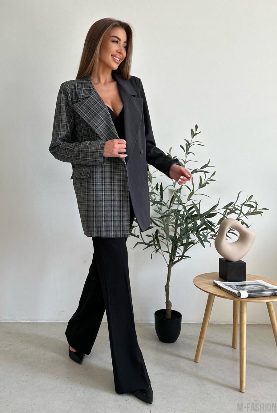 Удлиненный темно-серый пиджак с клетчатой вставкой - Фото 2