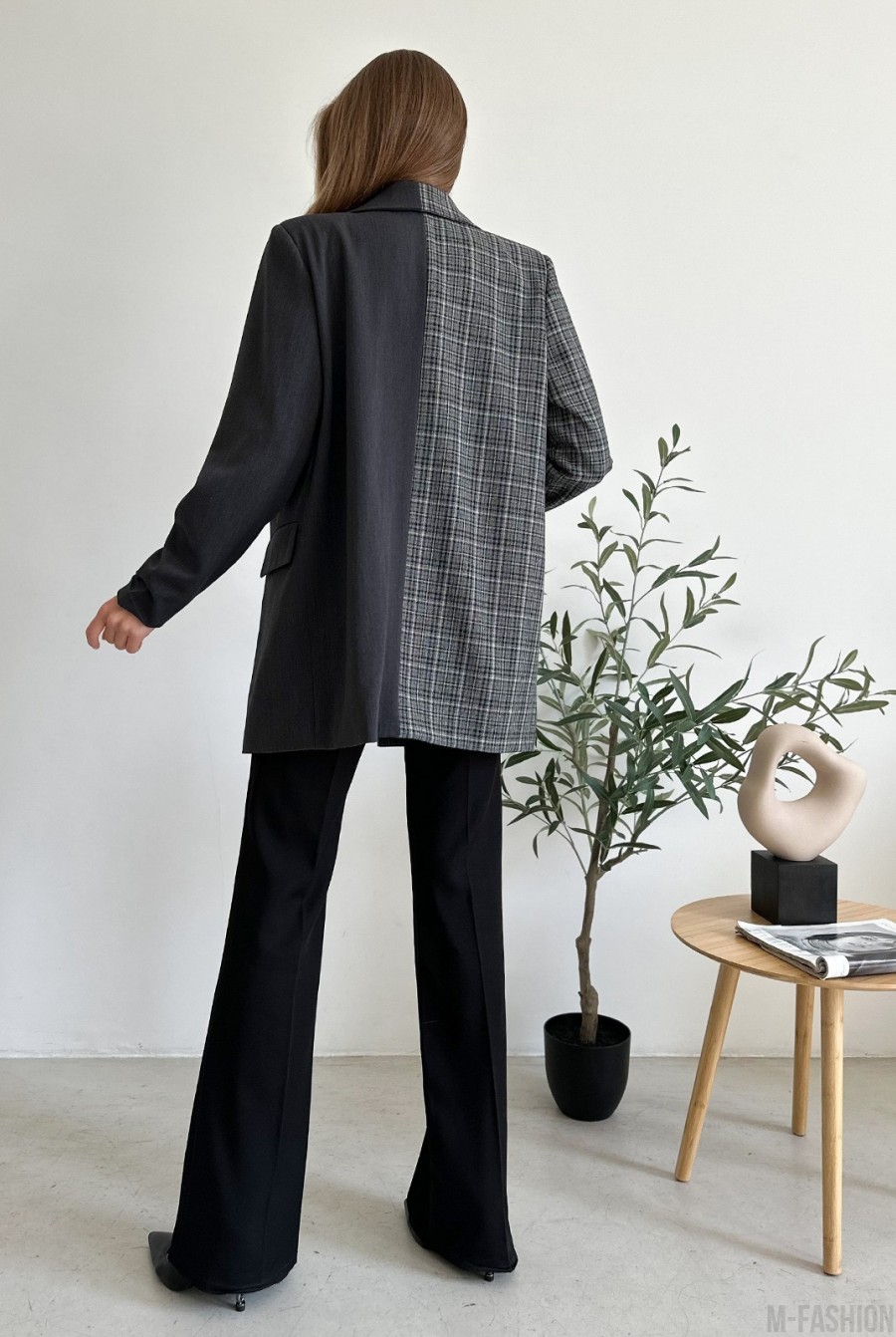 Удлиненный темно-серый пиджак с клетчатой вставкой - Фото 3