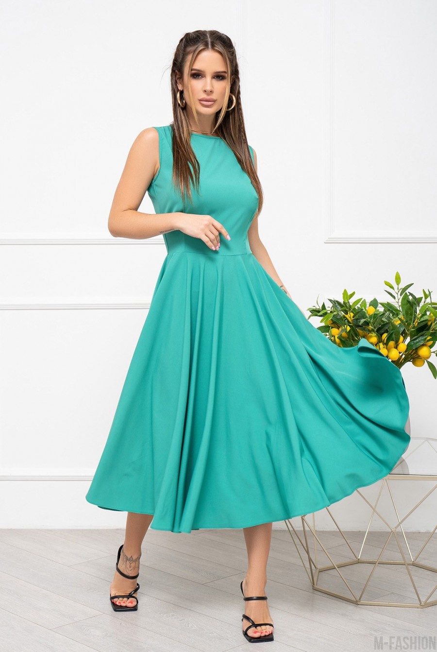 Зеленое классическое платье без рукавов  - Фото 1