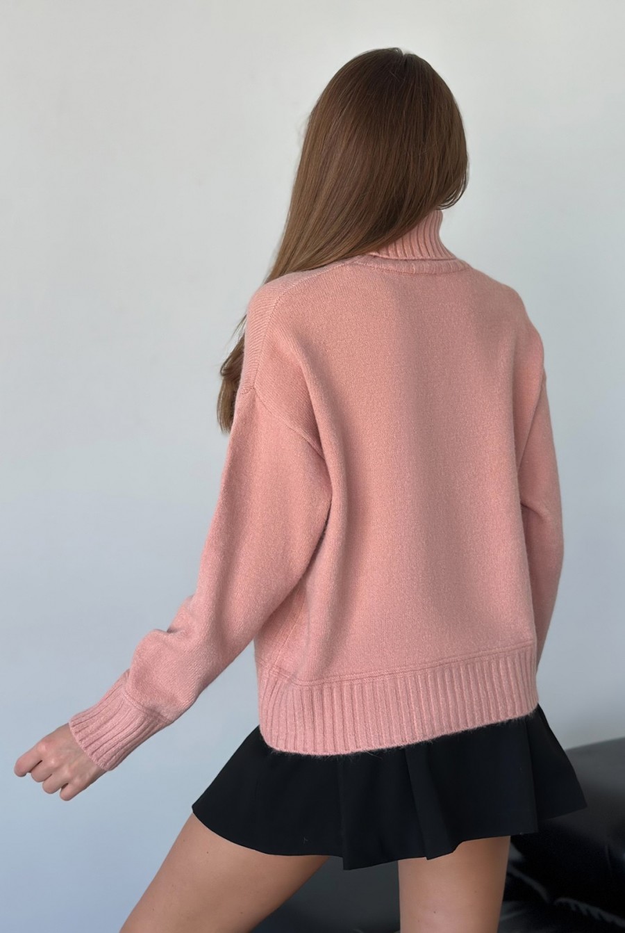 Ангоровый розовый свитер с высоким горлом - Фото 3