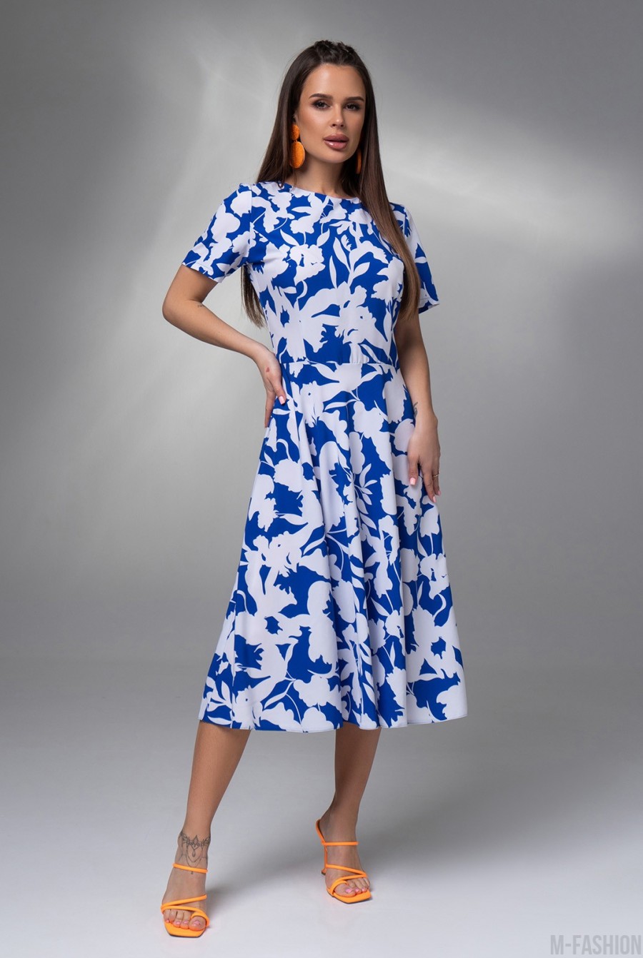 Бело-синее приталенное платье с цветочным принтом  - Фото 1