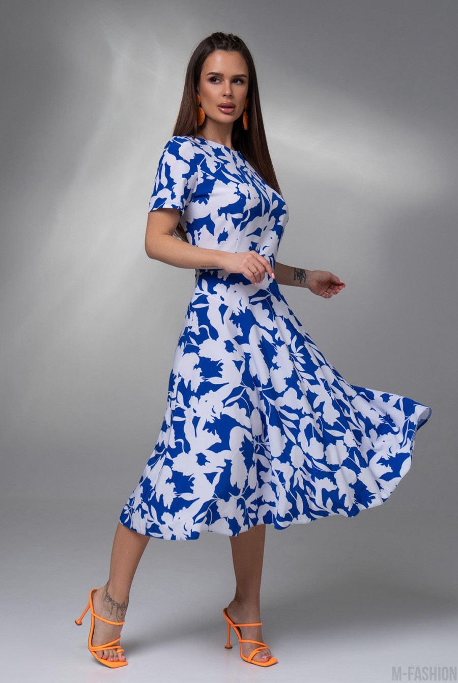 Бело-синее приталенное платье с цветочным принтом - Фото 2