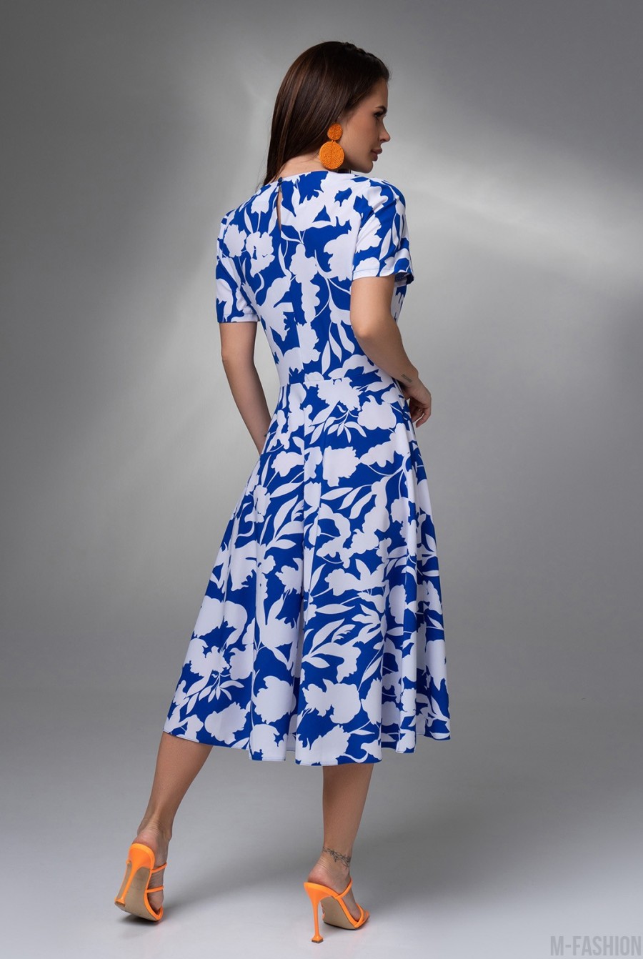 Бело-синее приталенное платье с цветочным принтом - Фото 3